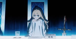 ：薄暗い部屋でテーブルを前にし、不敵な、あるいは決意を秘めた表情を見せる姫様。